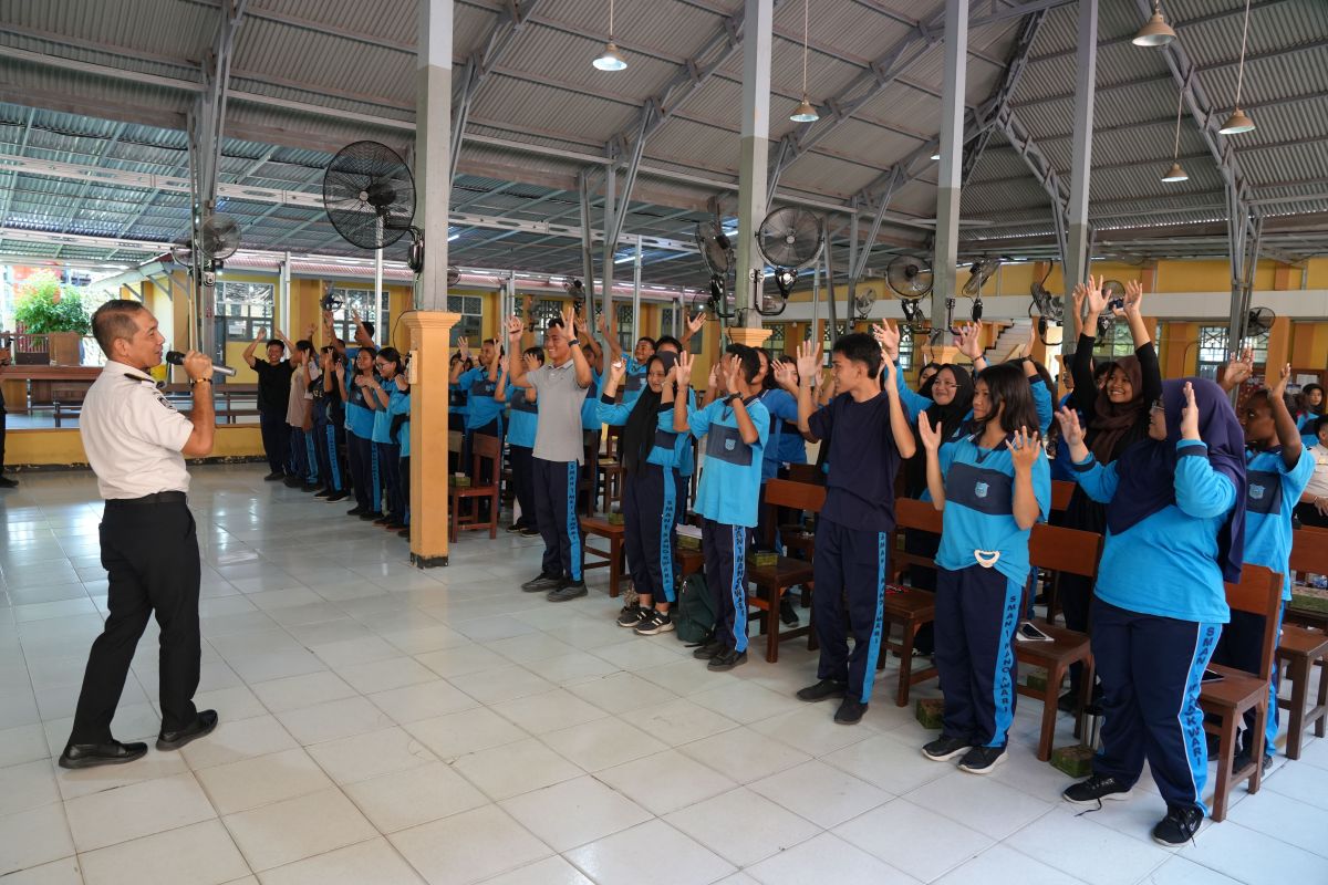 Kanwil Ditjen Imigrasi Papua Barat Gelar Sosialisasi Imigrasi Menyapa Pelajar dan Insan Akademik, Edukasi Pelajar tentang Bahaya TPPO/TPPM