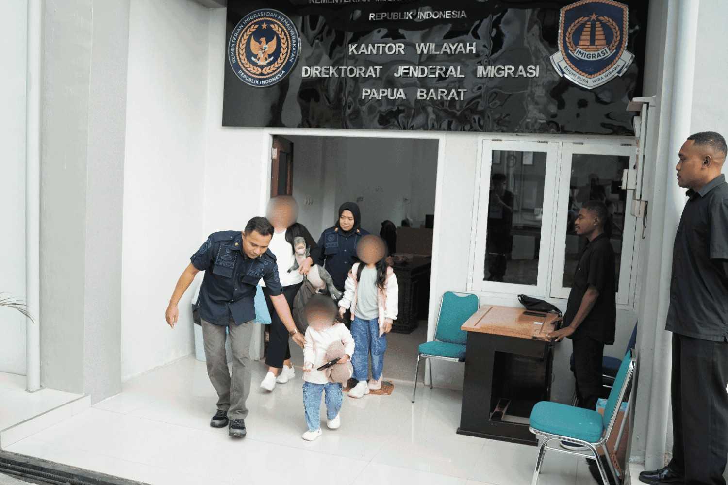 Kanwil Ditjenim Pabar Deportasi 3 Orang WNA Filipina Over Stayer Tiga Warga Negara Filipina Dideportasi Karena Pelanggaran Keimigrasian